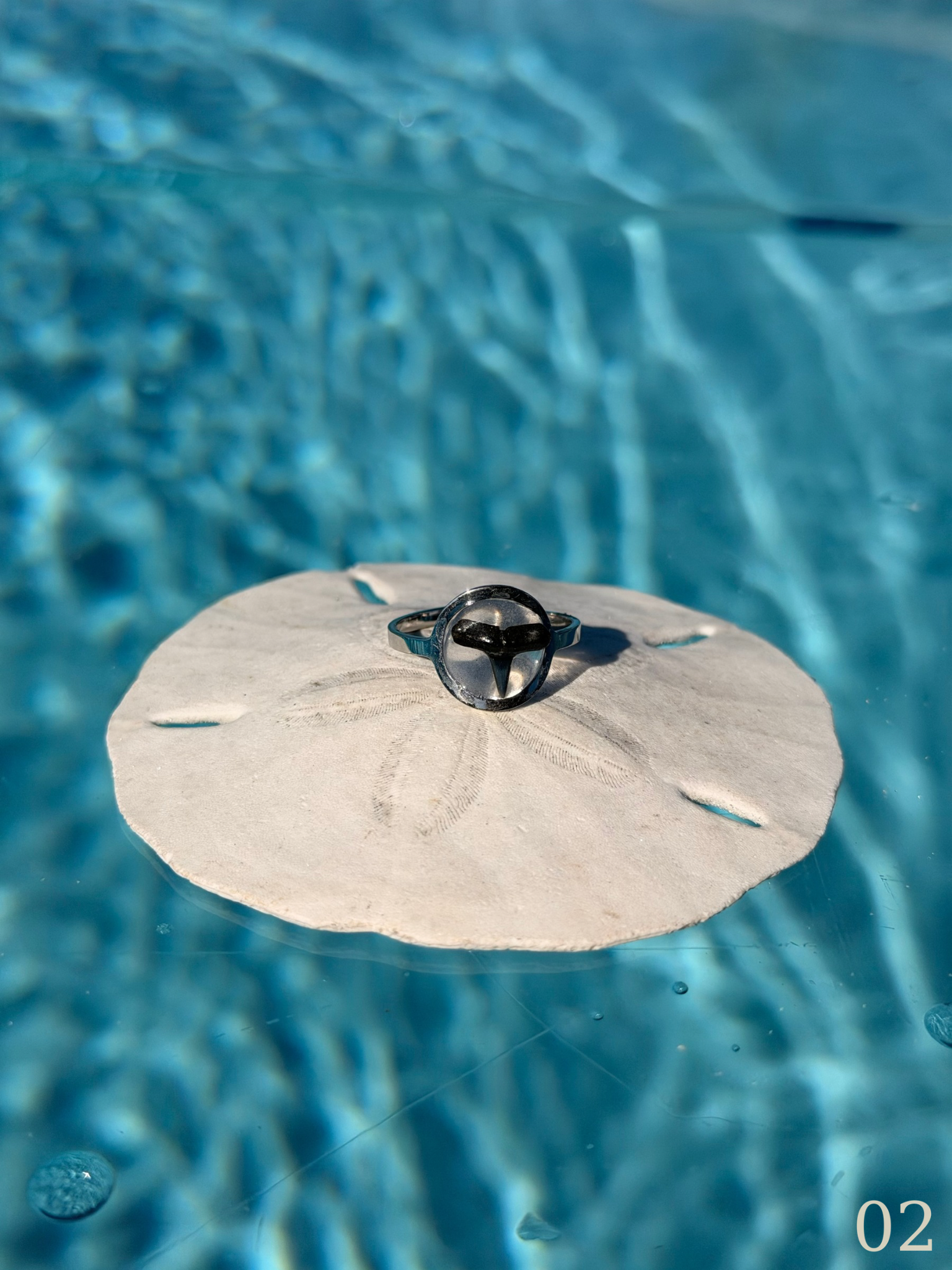 Isla - Minimal Shark Tooth Ring