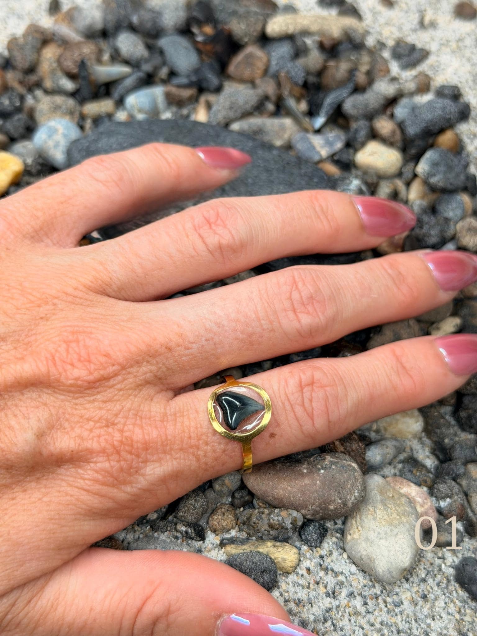 Isla - Minimal Shark Tooth Ring