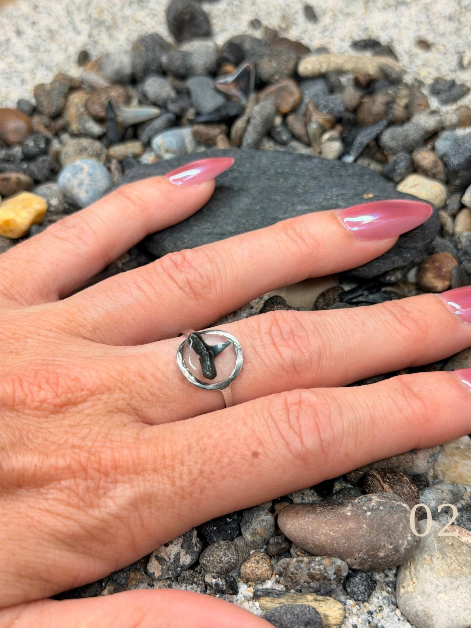 Isla - Minimal Shark Tooth Ring